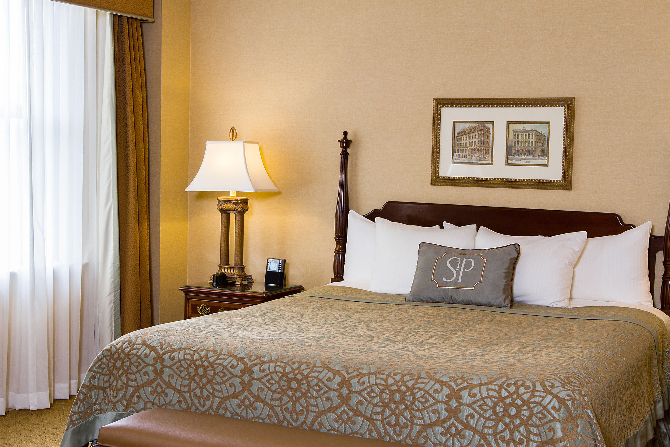 Deluxe King Guest Rooms In Saint Paul